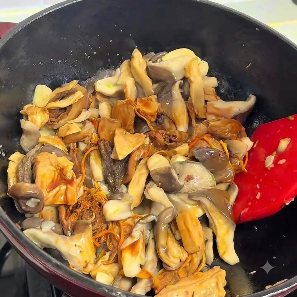 フライパンで調理中の味付けされたキノコ