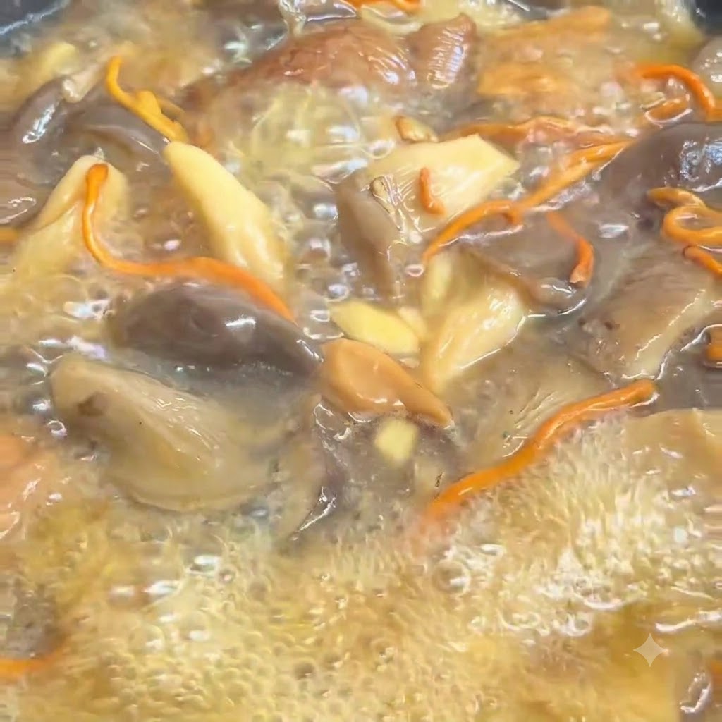 ストレーナーの中で調理した麺を流水ですすいでいる様子
