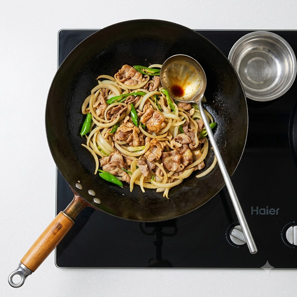 調理済みの牛肉、タマネギ、ピーマンが入った中華鍋に、おたまでタレを注いでいる様子
