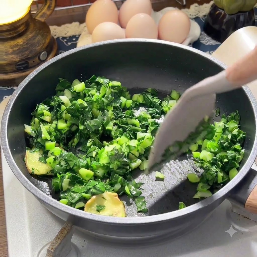 調理済みの野菜と生姜が入ったフライパンに、炊いた白ごはんを混ぜ入れている様子