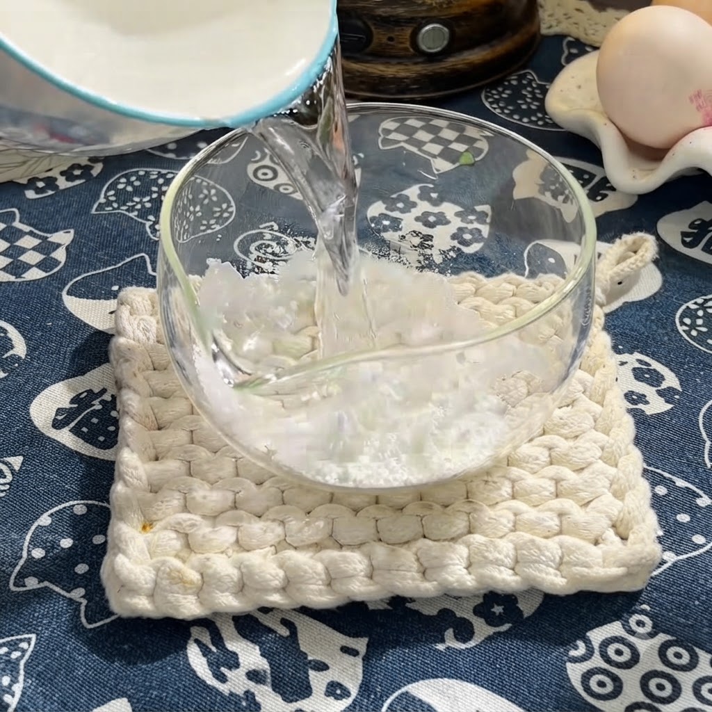 片栗粉を入れたボウルに水を注いでベースの液体を作っている様子