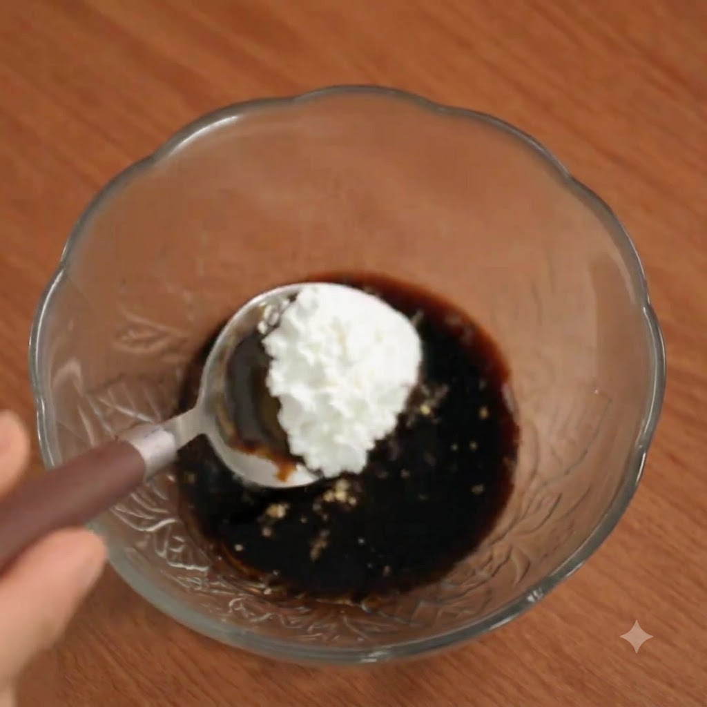 ソース用のボウルにスプーン1杯の片栗粉を加えている様子。