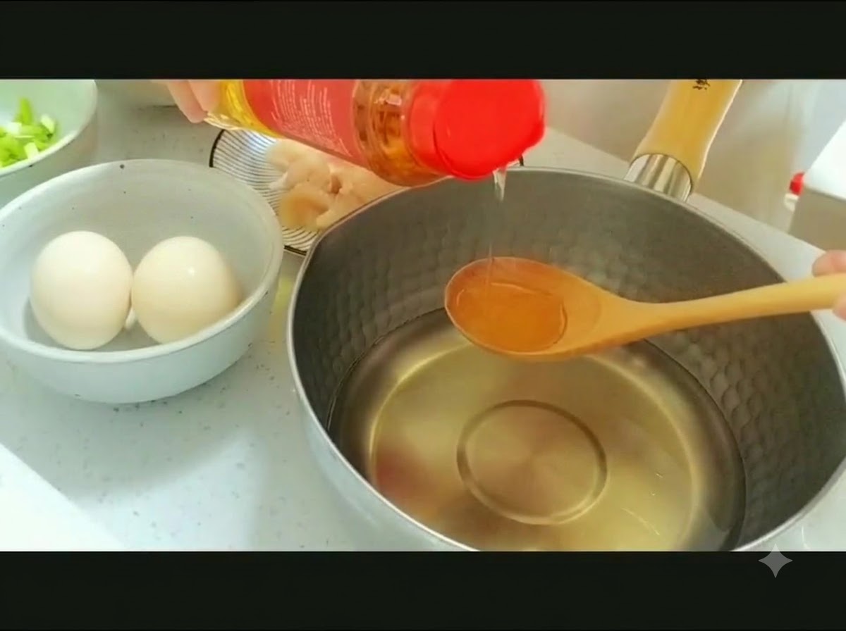 水が入った鍋の上で、木のスプーンにみりんを注ぐ様子