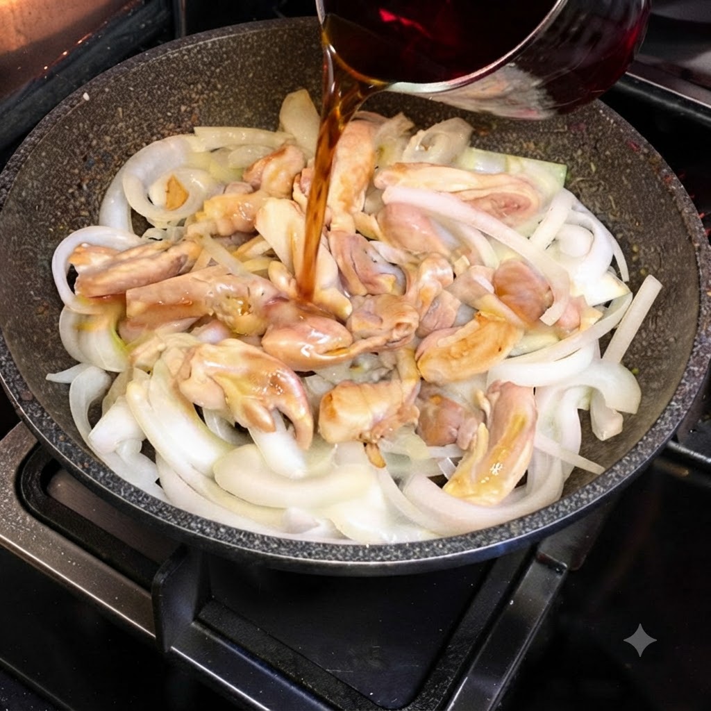 ガラス容器から、鶏肉とスライスした玉ねぎの入ったフライパンに濃いすき焼きのタレを注いでいるところ。