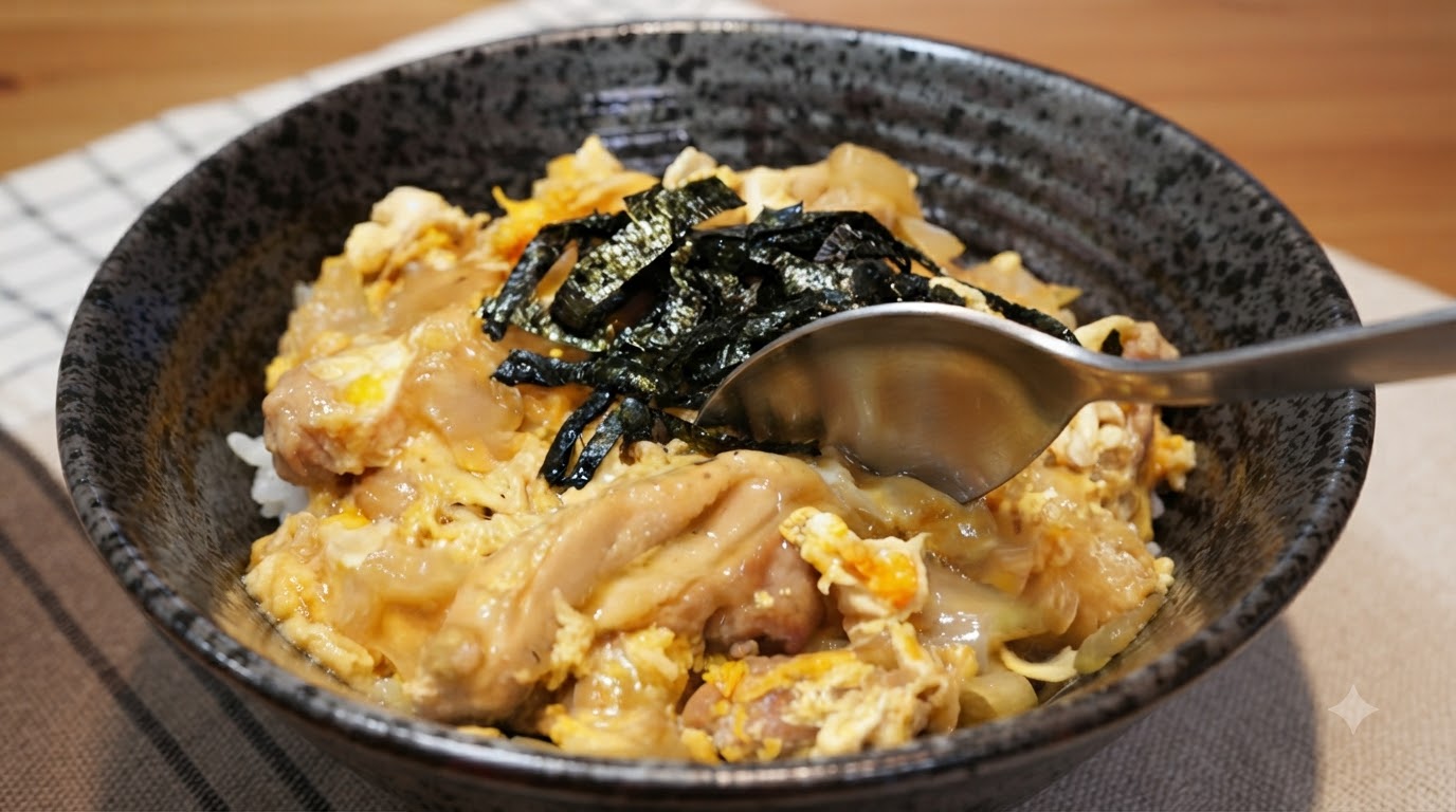 本格的な日本の親子丼（鶏肉と卵のどんぶり）