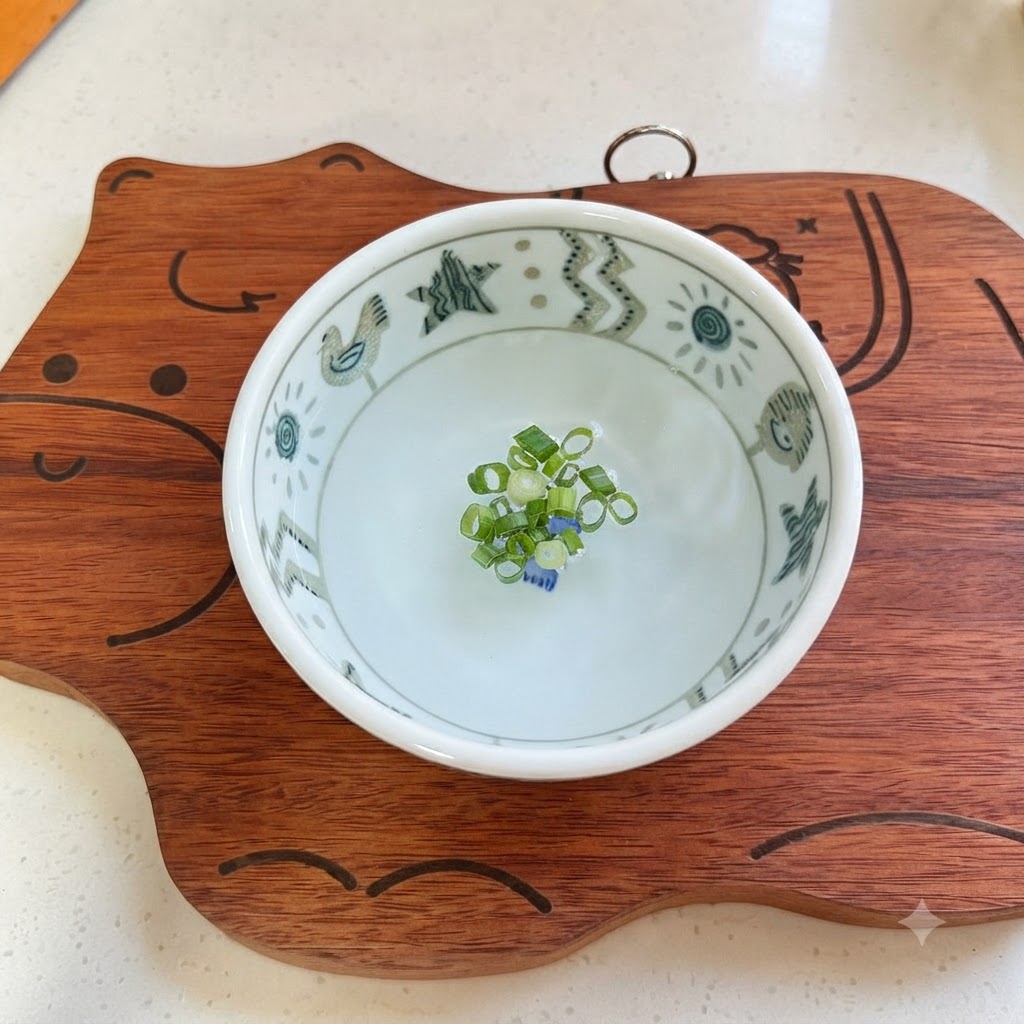 小さな陶器のボウルで白砂糖、鶏がらスープの素、薄口醤油、オイスターソース、片栗粉、水を合わせている様子。