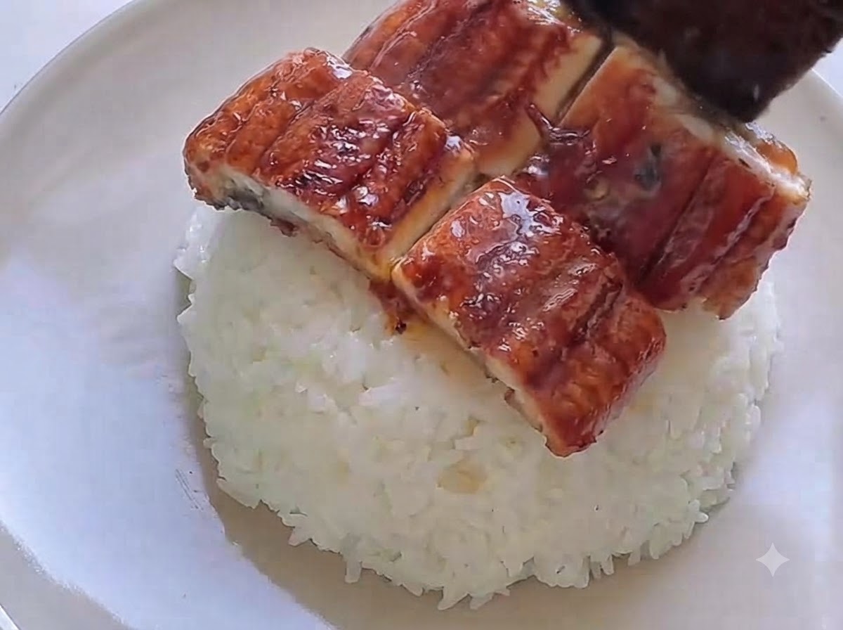 うな丼の周りに茹でたにんじんとブロッコリーを添えている様子。