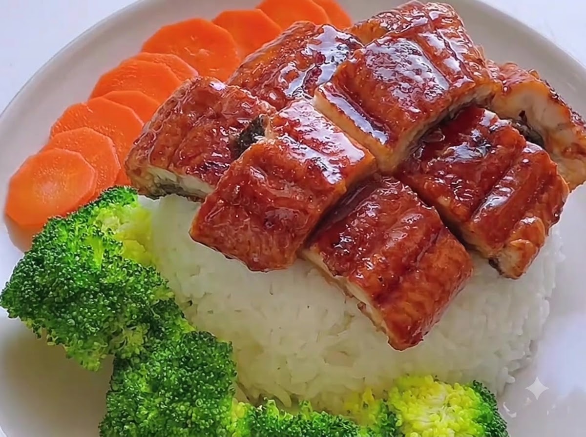 お玉を使って、完成したうな丼に濃い色のたれをかけている様子。