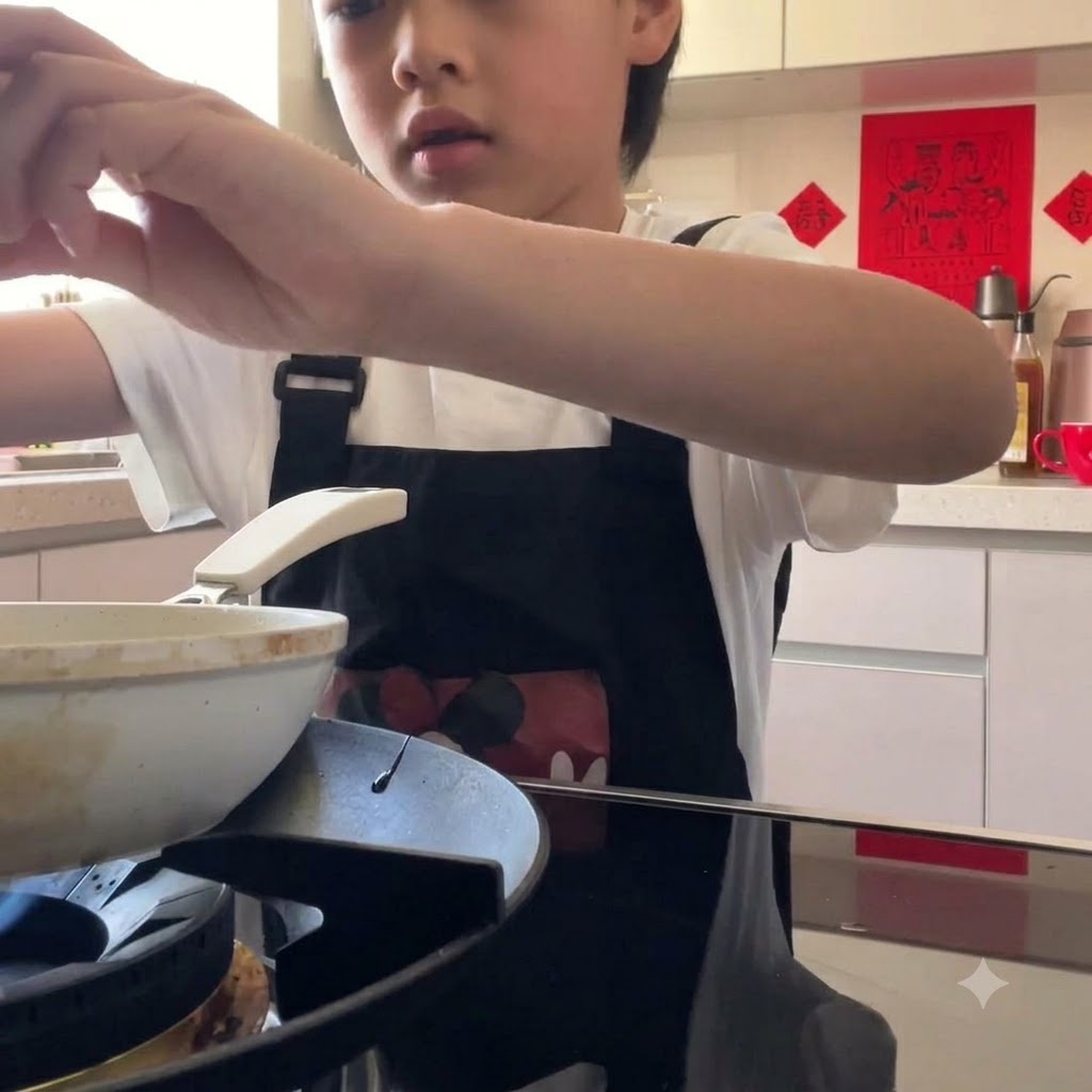 フライパンに割って入れられ、これから焼かれる卵。