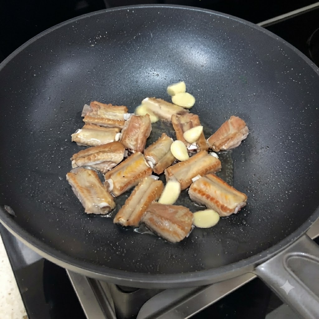 香ばしく焼ける豚スペアリブの隙間に散らされたスライスニンニク。
