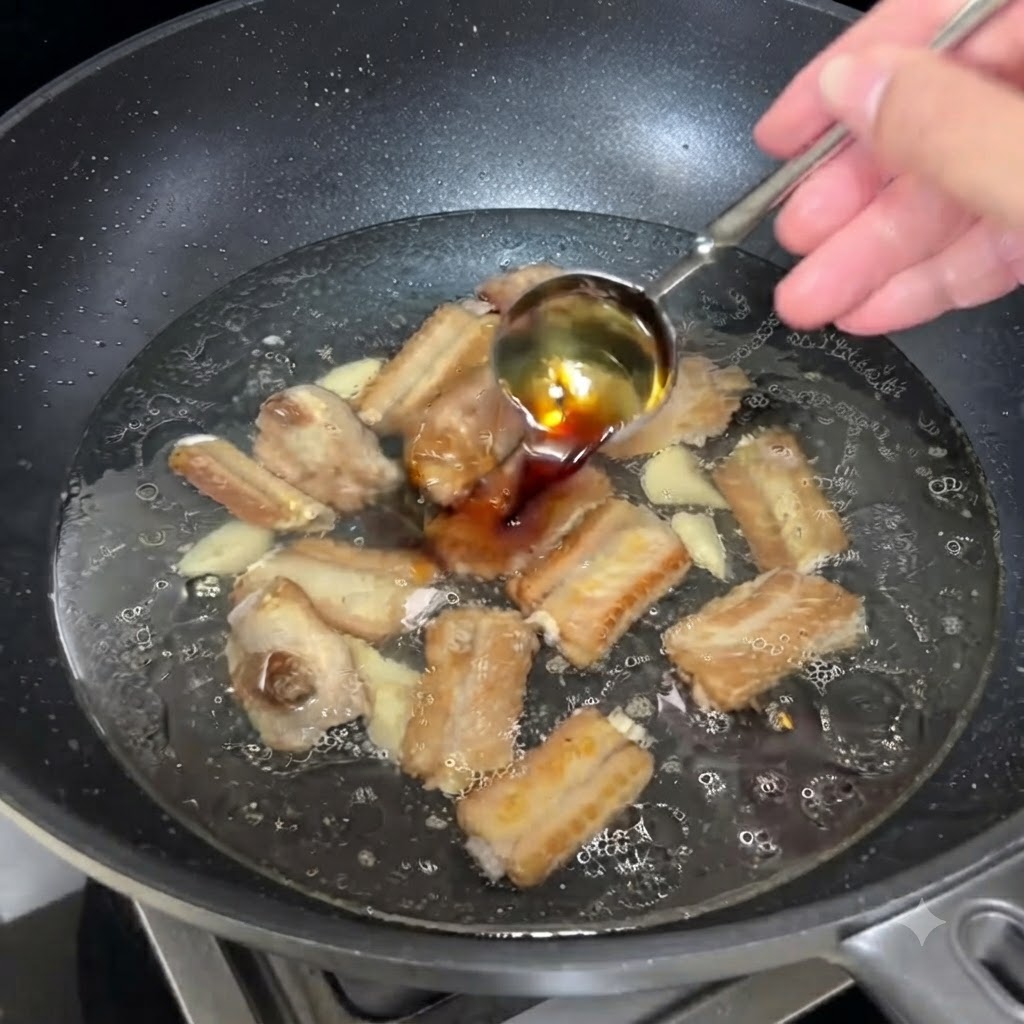 グツグツと煮立つスープにスプーン一杯の薄口醤油が加えられている瞬間。