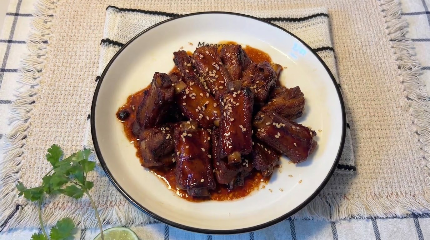 とろける甘辛さ！蜂蜜香る豚スペアリブの照り煮