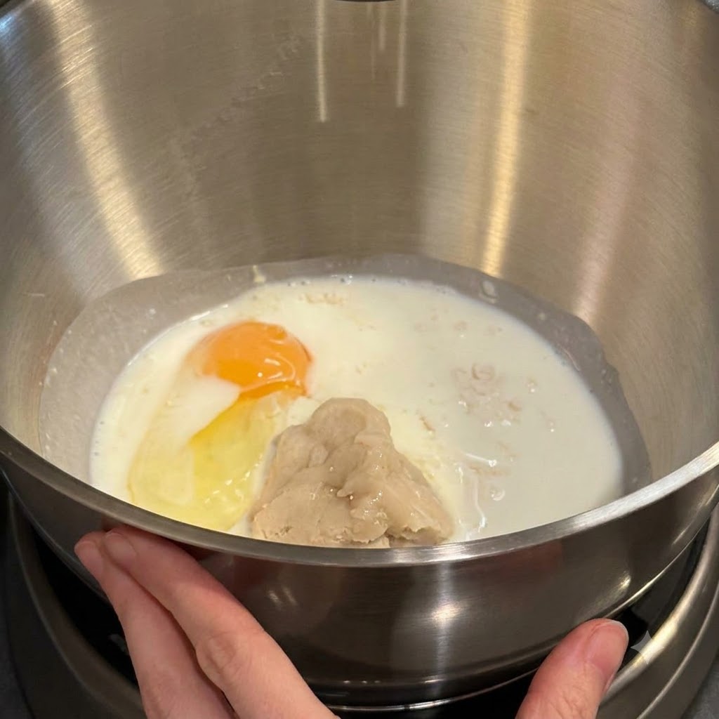 小麦粉、牛乳、卵黄、湯種ペーストが入り、これから混ぜ合わせるスタンドミキサーのボウル。