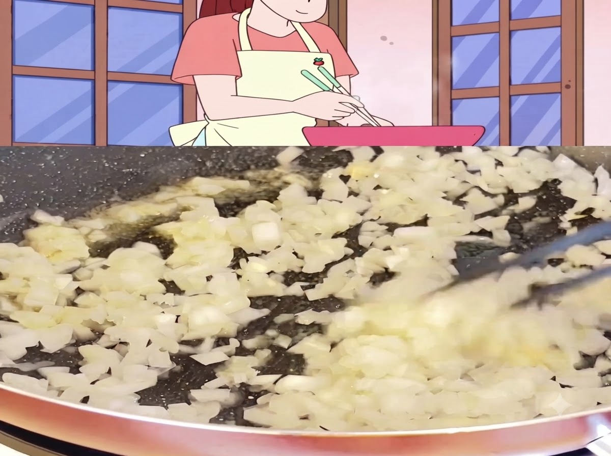 フライパンの中で、みじん切りの玉ねぎが柔らかく少し半透明になるまで炒められている様子。
