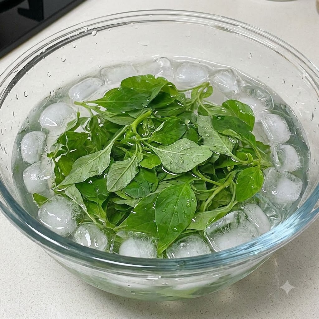 氷水を入れたボウルで冷まされているフレッシュバジルの葉。