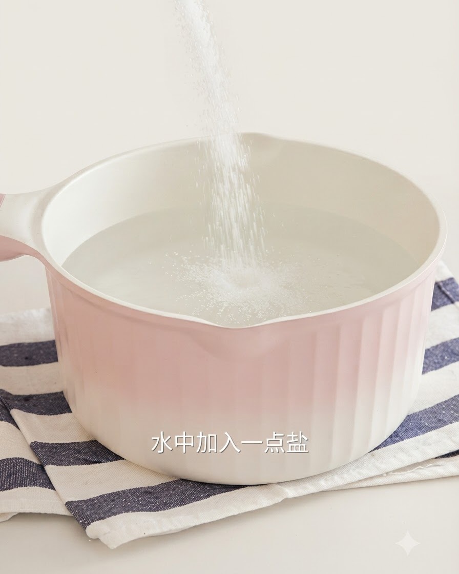 バジルを茹でるための塩が入れられたピンク色の沸騰したお鍋。